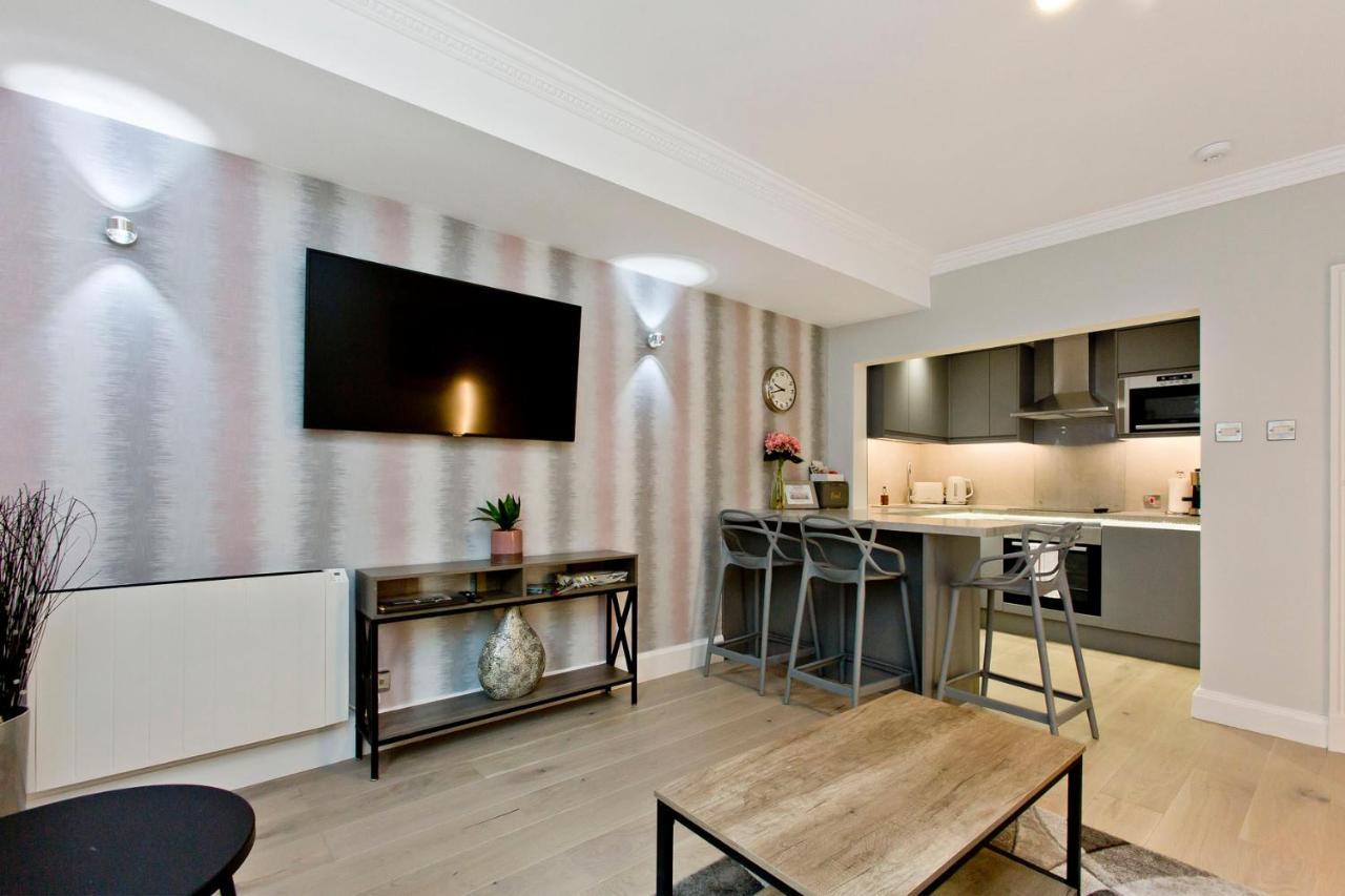 Ultra Modern, West End Village, Refurbished 1 Bed Appartement *